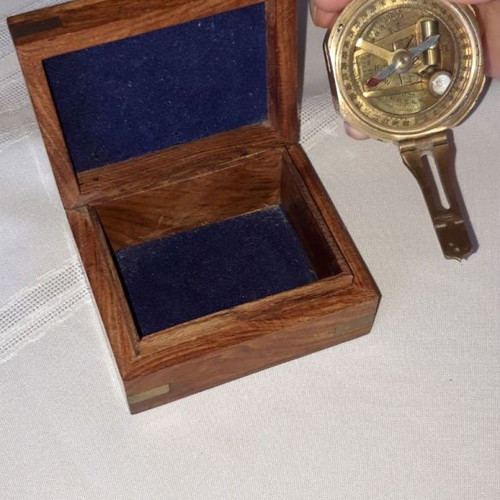 Compass used with wooden box military for land and sea