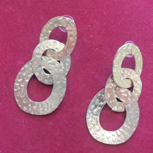 Elegant vintage earrings gold color like new