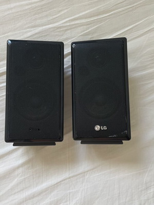 LG комплект от 2 черни кабелни тонколони