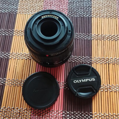 Olympus E420 DSLR camera like new with 2 lenses 17.5-45mm & 40-150mm telephoto
