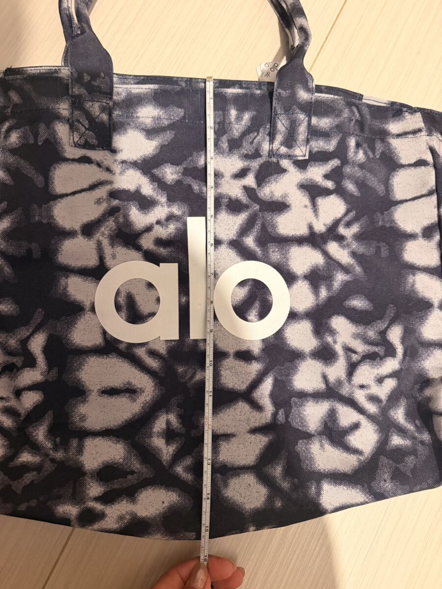 Alo Yoga shopper tote bag, blue tie-dye - € 78,00 - Vendora.cy