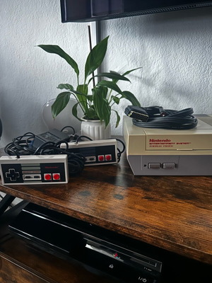 Κονσόλα Nintendo Entertainment System (NES) μεταχειρισμένη με τροφοδοσία, SCART και 2 χειριστήρια