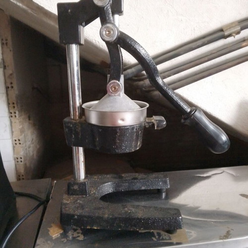 Pomegranate juicer used, suitable for various fruits