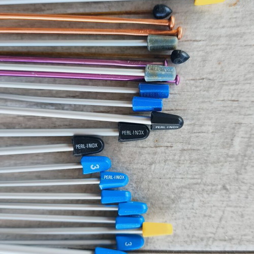 Knitting needles like new, pack of about 70 pairs, various sizes