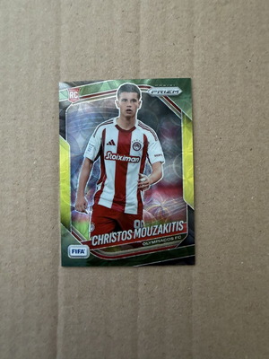2025-26 Panini FIFA Prizm Rookie Christos Mouzakitis жълто-зелена карта Олимпиакос като нова