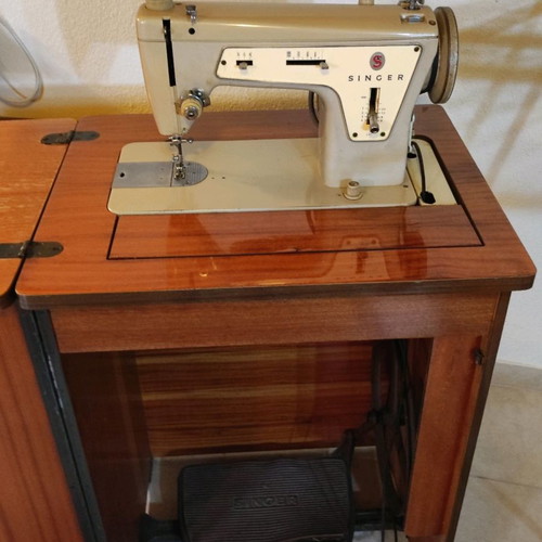 Singer sewing machine used, at least 40 years old, electric