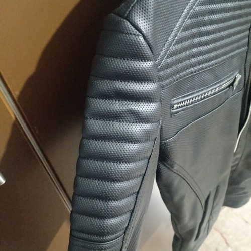 Black leather jacket like new, size M