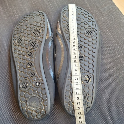 Black water shoes size 45, like new, sock style