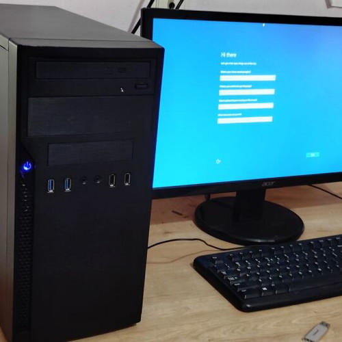 Desktop PC AMD Ryzen 3 PRO 3200G with 8GB RAM and 240GB SSD, like new