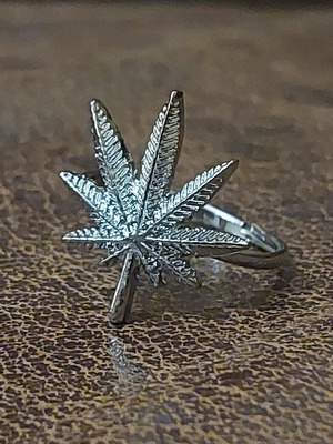 Silver women's ring cannabis like new