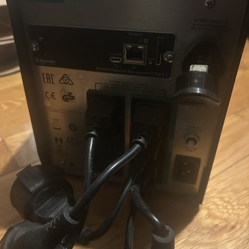 APC Smart-UPS 1500VA LCD with SmartConnect Line-Interactive 1000W like new with 8 IEC sockets