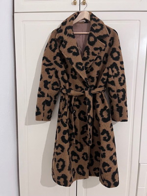 Venere brown coat used with black patterns