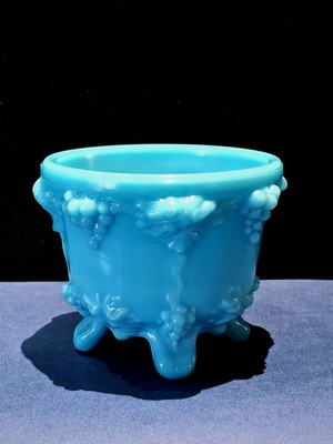 Винтидж опалинов съд за фондан с гроздово орнамент като нов