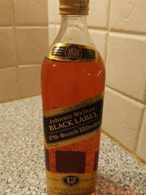 Johnnie Walker Black Label whisky 12 years old vintage 80s sealed 750ml