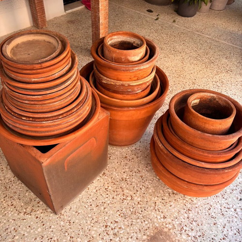 Set of 27 used flower pots, terracotta -  190,00 - Vendora.cy