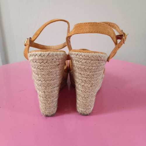 Women’s suede platform sandals like new, tan-mustard color