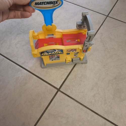 Matchbox garage used, manual car lift