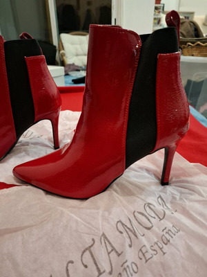 Alta Moda ankle boots red with black patent leather, new, size 36
