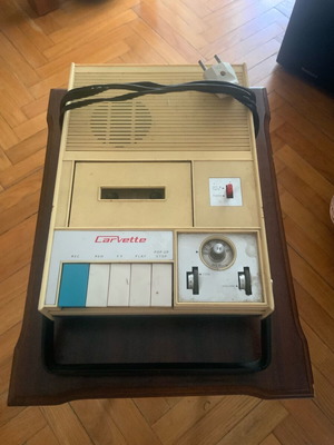 Carvette Vintage AM radio with cassette used