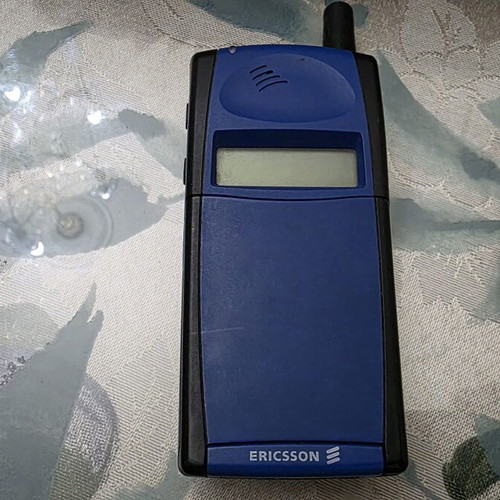Ericsson GF 768 GSM mobile phone used, blue, battery needs replacement