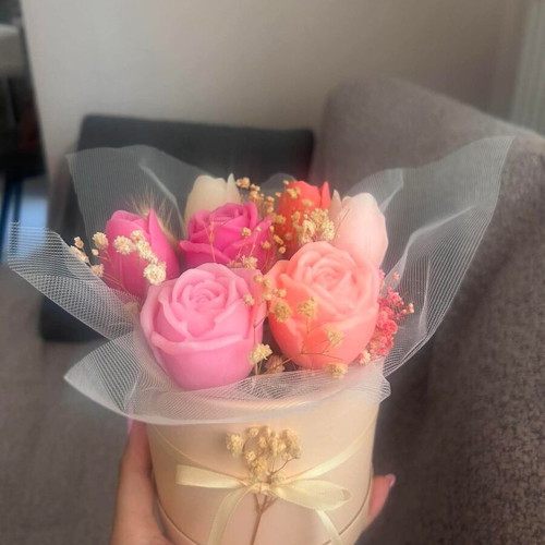 Handmade decorative candle in pink box