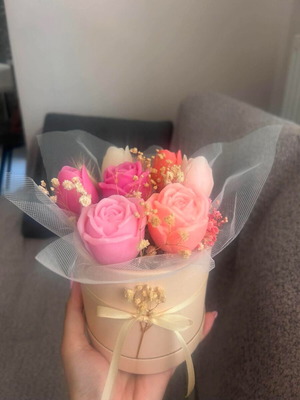 Handmade decorative candle in pink box