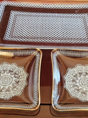 Set of 2 plates and tray with gilded edge used