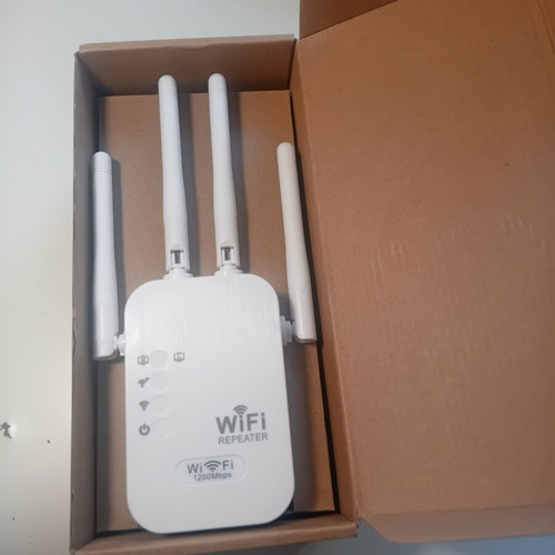 Wireless Repeater WiFi Extender 1200Mbps new with 4 external antennas