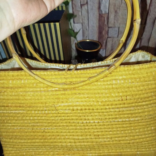 Straw shoulder bag yellow color like new with horn handles