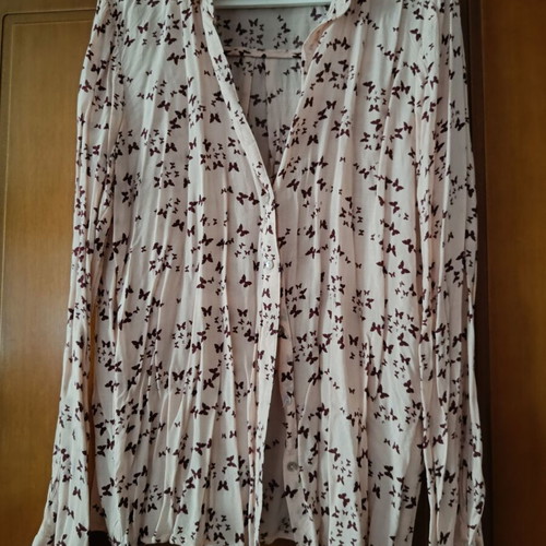 Pink shirt with butterflies like new