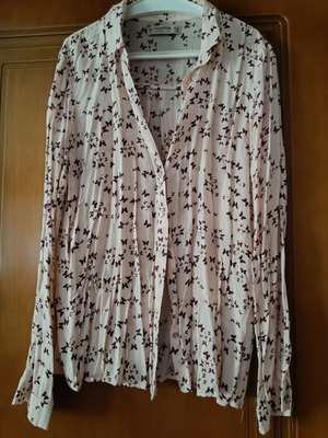 Pink shirt with butterflies like new
