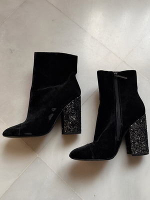 Kendall + Kylie velvet booties like new, size 39, black