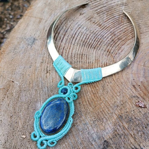 Macrame necklace with lapis lazuli new, brass choker