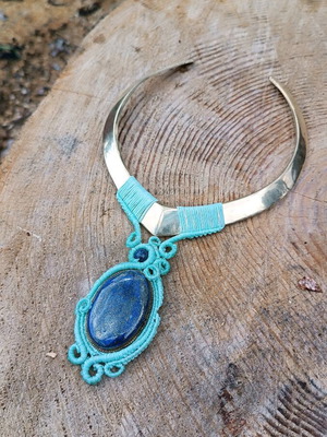 Macrame necklace with lapis lazuli new, brass choker
