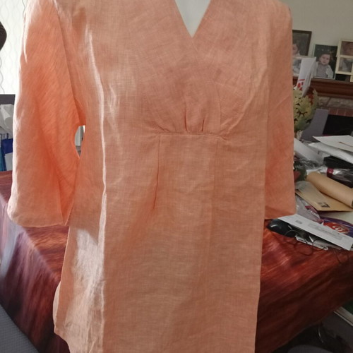 Loose blouse with V neck, like new, size L, salmon color, linen look