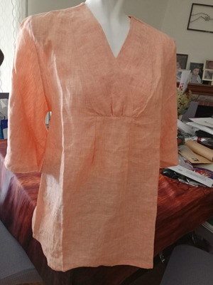 Loose blouse with V neck, like new, size L, salmon color, linen look