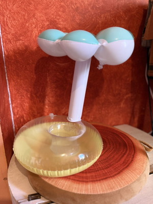 Inflatable flower-shaped pool cup holder