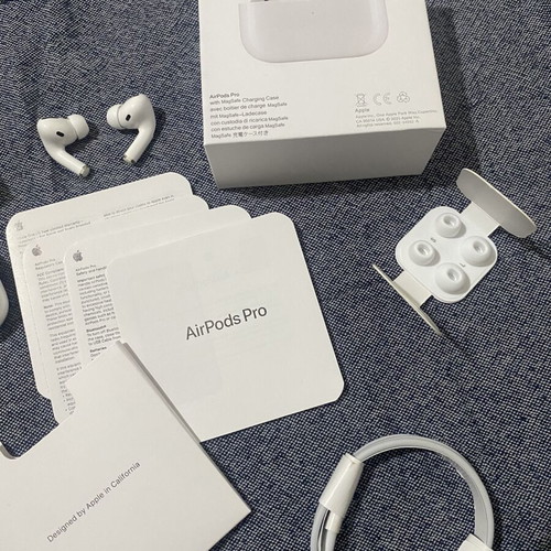 AirPods Pro 1st Gen with MagSafe Case new, complete set