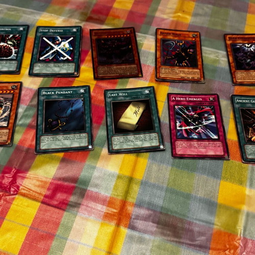 Yu-Gi-Oh cards like new, pack of 10