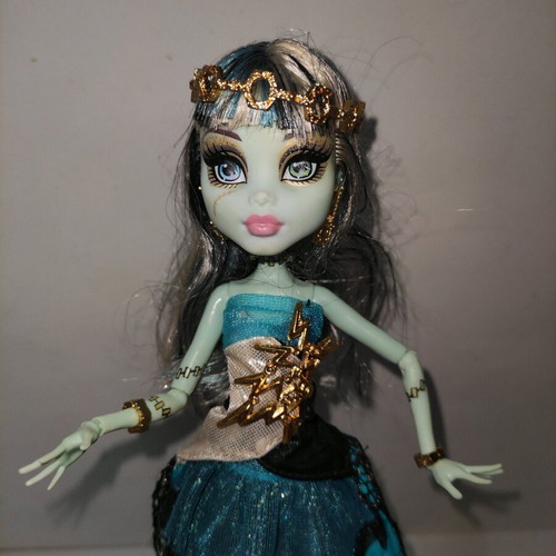 Monster High 13 Wishes Haunt the Casbah doll complete like new
