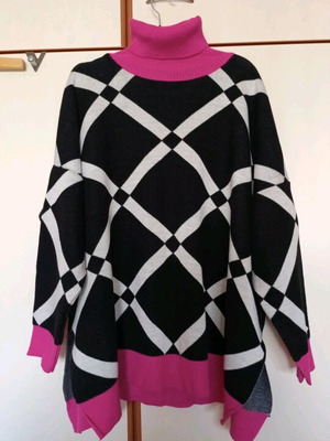 Oversized sweater new, black and white with pink details