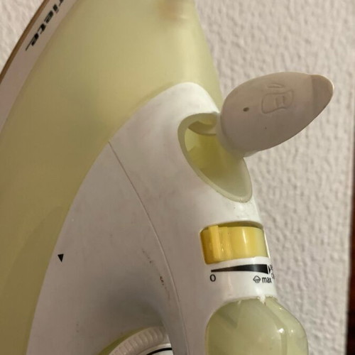 Electric iron like new, fully functional