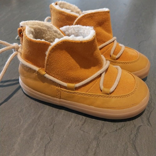 Zara suede boots new, size 24 with fur lining