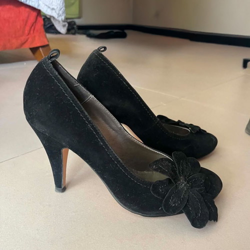 Suede vintage pumps with flowers like new, black, size 38