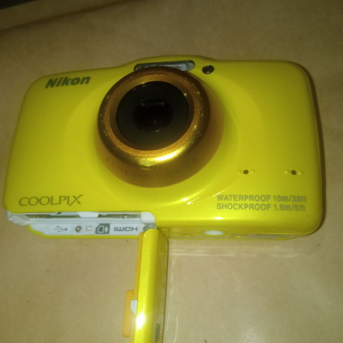 Nikon COOLPIX S32 camera for repair or parts, used