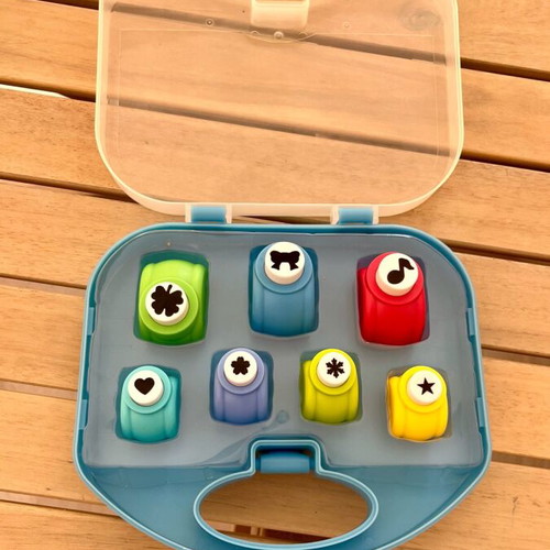 Craft Punch Set like new, 7 pieces with blue case
