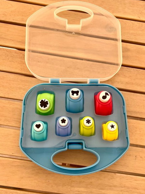 Craft Punch Set like new, 7 pieces with blue case
