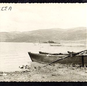 F038  ΑΡΝΙΣΣΑ (παλαιά ονομ.Όστροβο) 1964 Βεγορίτιδα λίμνη με τραβηγμένα νερά και "πλάβες" (λιμνίες βάρκες για βαλτώδη νερά γνωστές από τον Μακεδονικό Αγώνα), στο βάθος διακρίνεται η νησίδα - φώτο 9x14