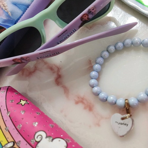 Wallets like new, pack with sunglasses, keychains, bracelets and rings