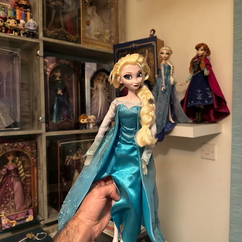 Elsa 17” Singing Doll by Disneystore like new